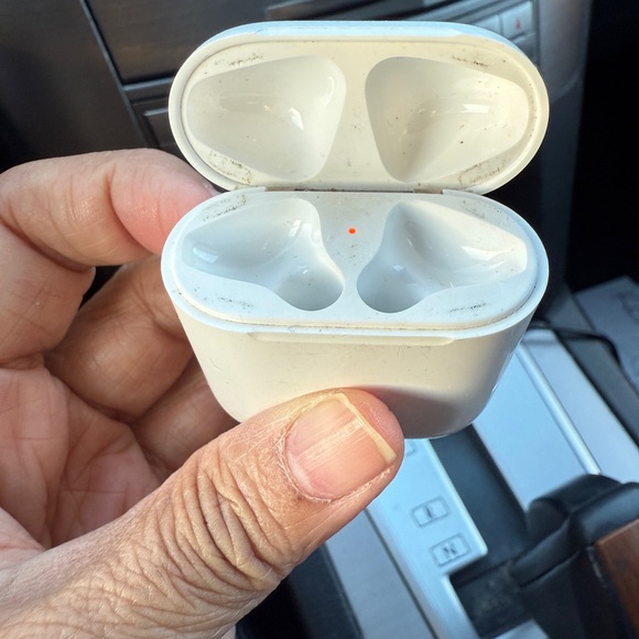 Apple AirPod 1st Gen Charging Case Only - Picture 3 of 3